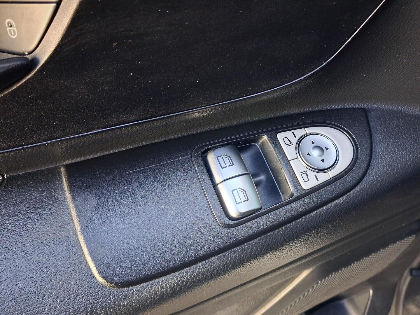 OM190V02695_21.webp_VITO Tourer 2.1 CDi 100 kW manuál