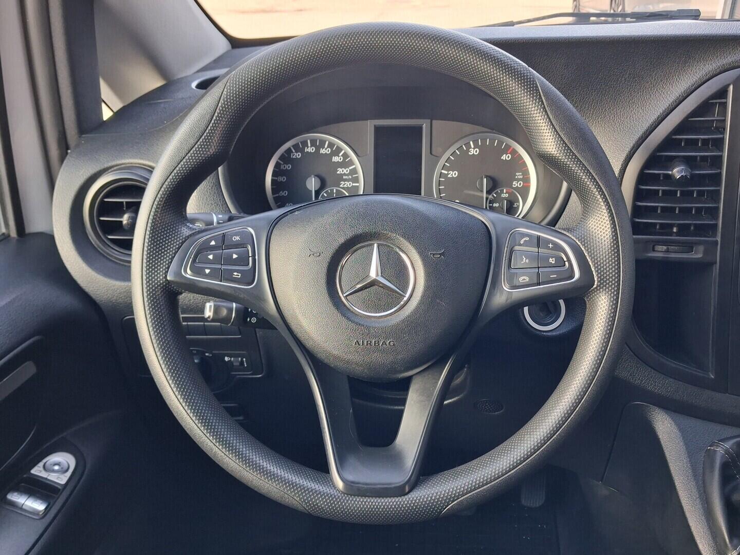 OM190V02695_23.webp_VITO Tourer 2.1 CDi 100 kW manuál