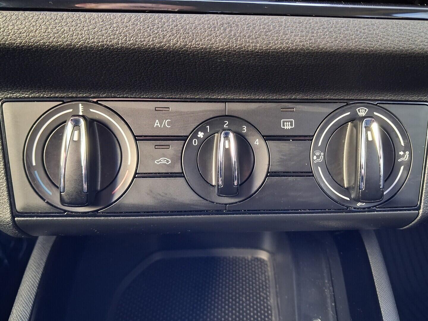 OM190V02696_28.webp_SCALA Ambition 1.0 TSI 81 kW manuál, DPH