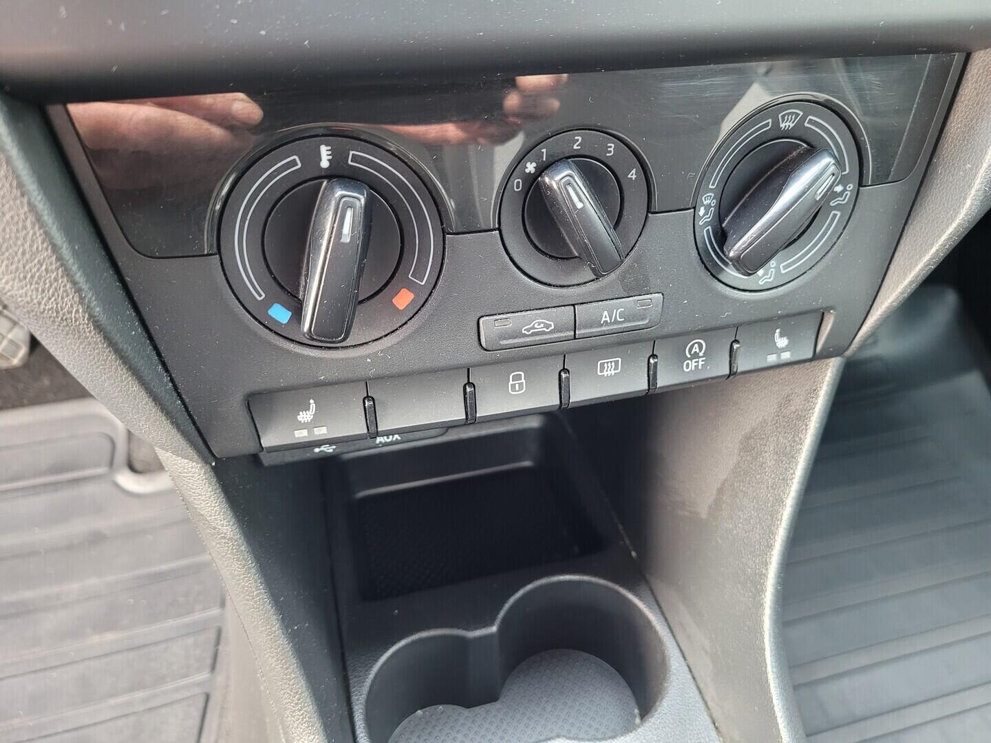 OM190V02717_27.webp_RAPID Monte Carlo 1.0 TSI 70 kW manuál