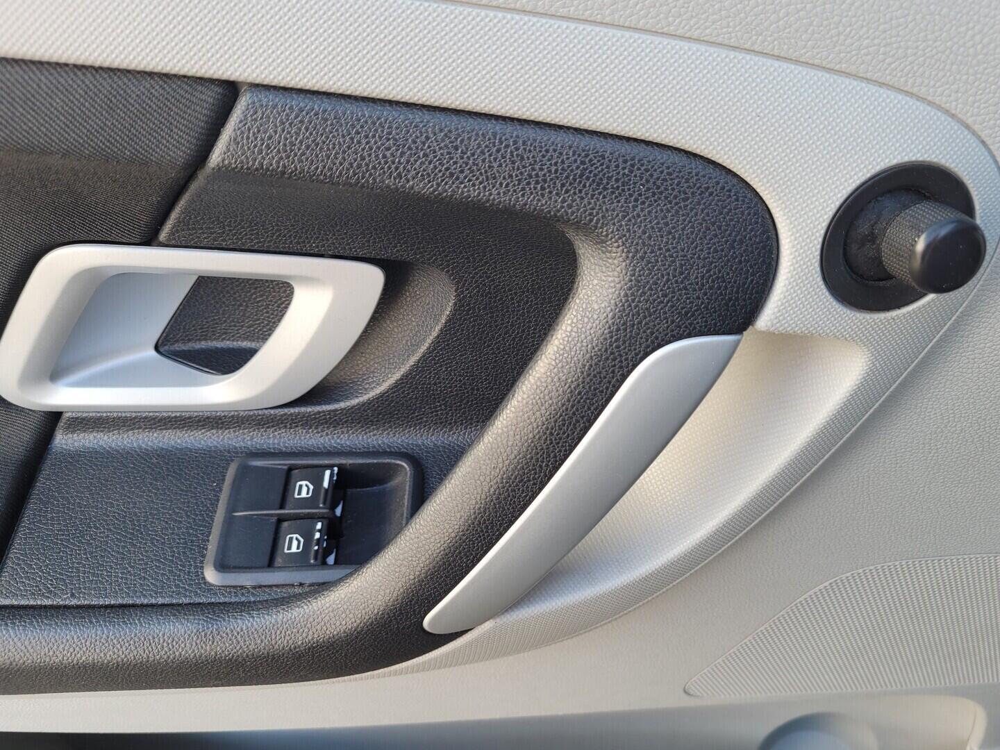 OM190V02721_21.webp_FABIA Elegance 1.4 MPI 63 kW manuál