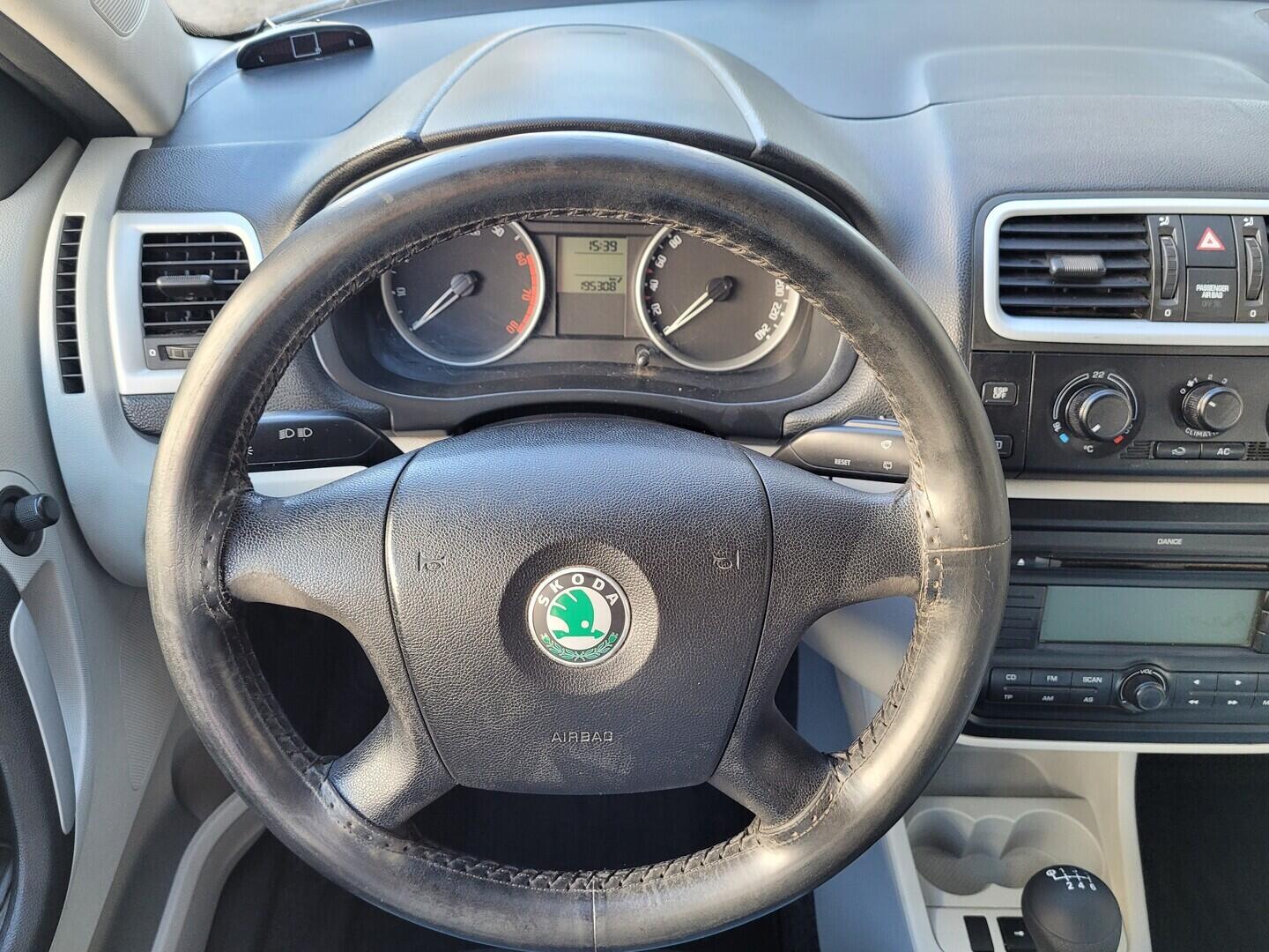 OM190V02721_23.webp_FABIA Elegance 1.4 MPI 63 kW manuál