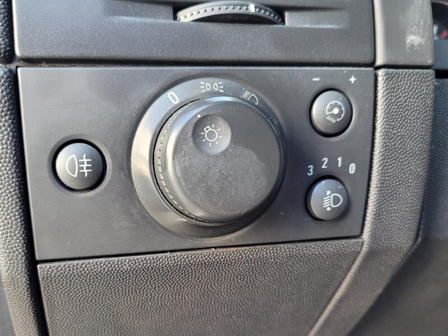 OM190V02734_22.webp_MERIVA  1.6 I 64 kW manuál