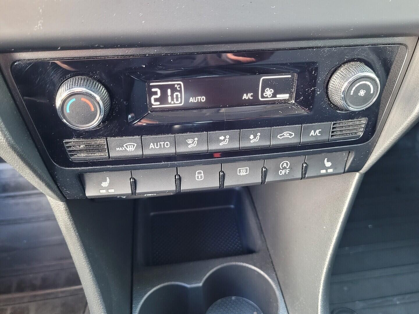 OM190V02739_28.webp_RAPID Ambiente 1.2 TSI 66 kW manuál