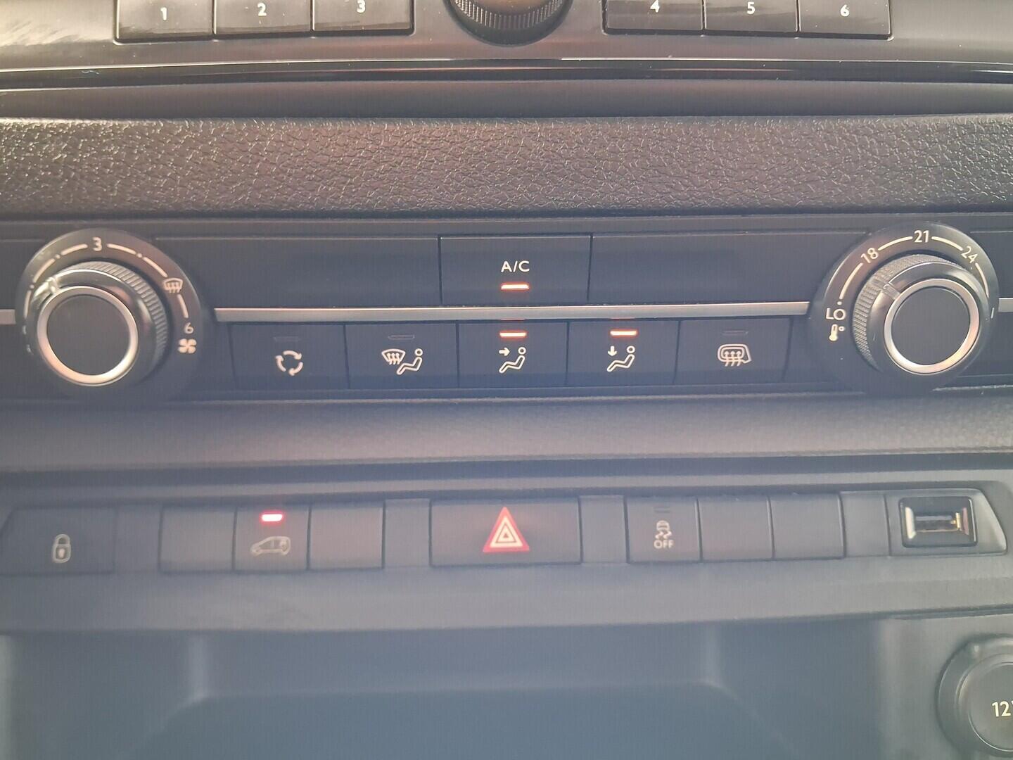 OM190V02744_29.webp_PROACE  2.0 D-4D 90 kW manuál, DPH