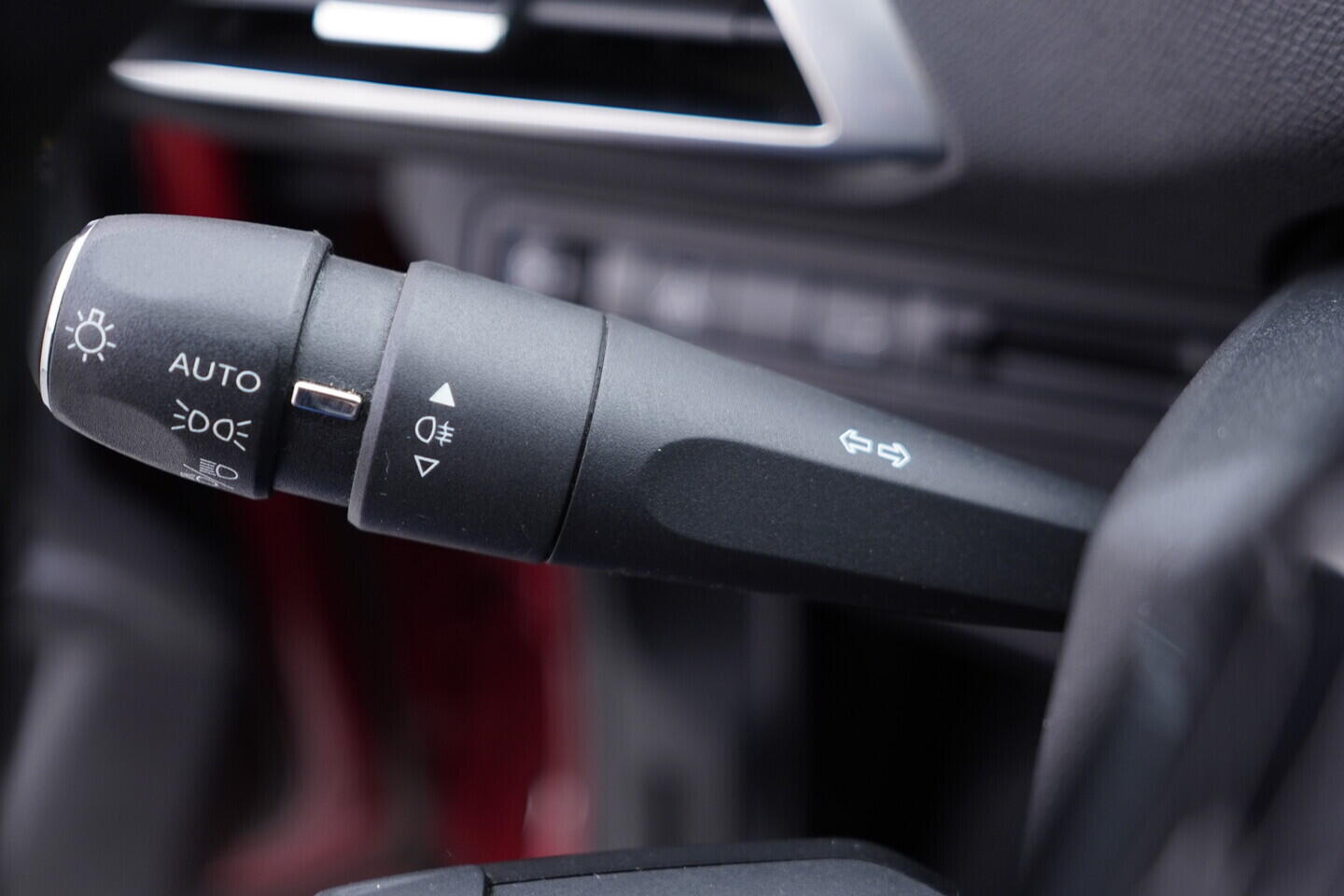 OM190V02757_23.webp_3008 Allure Pack 1.2 PureTech 96 kW manuál