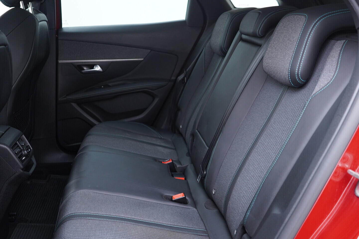 OM190V02757_37.webp_3008 Allure Pack 1.2 PureTech 96 kW manuál