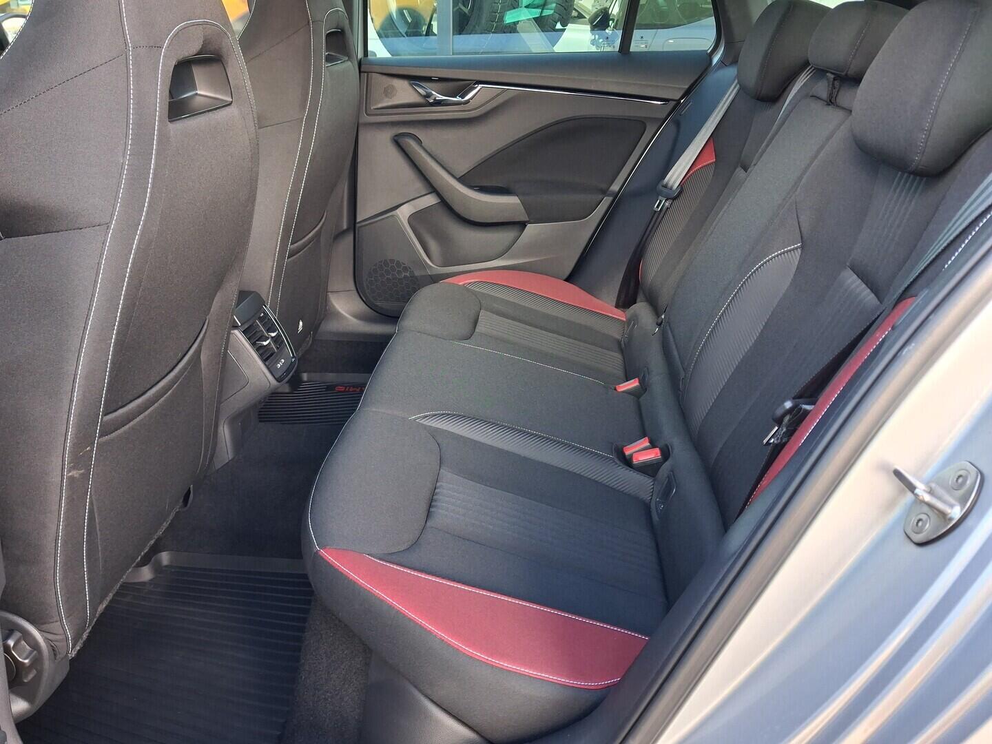 OM190V02759_31.webp_KAMIQ Monte Carlo 1.5 TSI 110 kW manuál