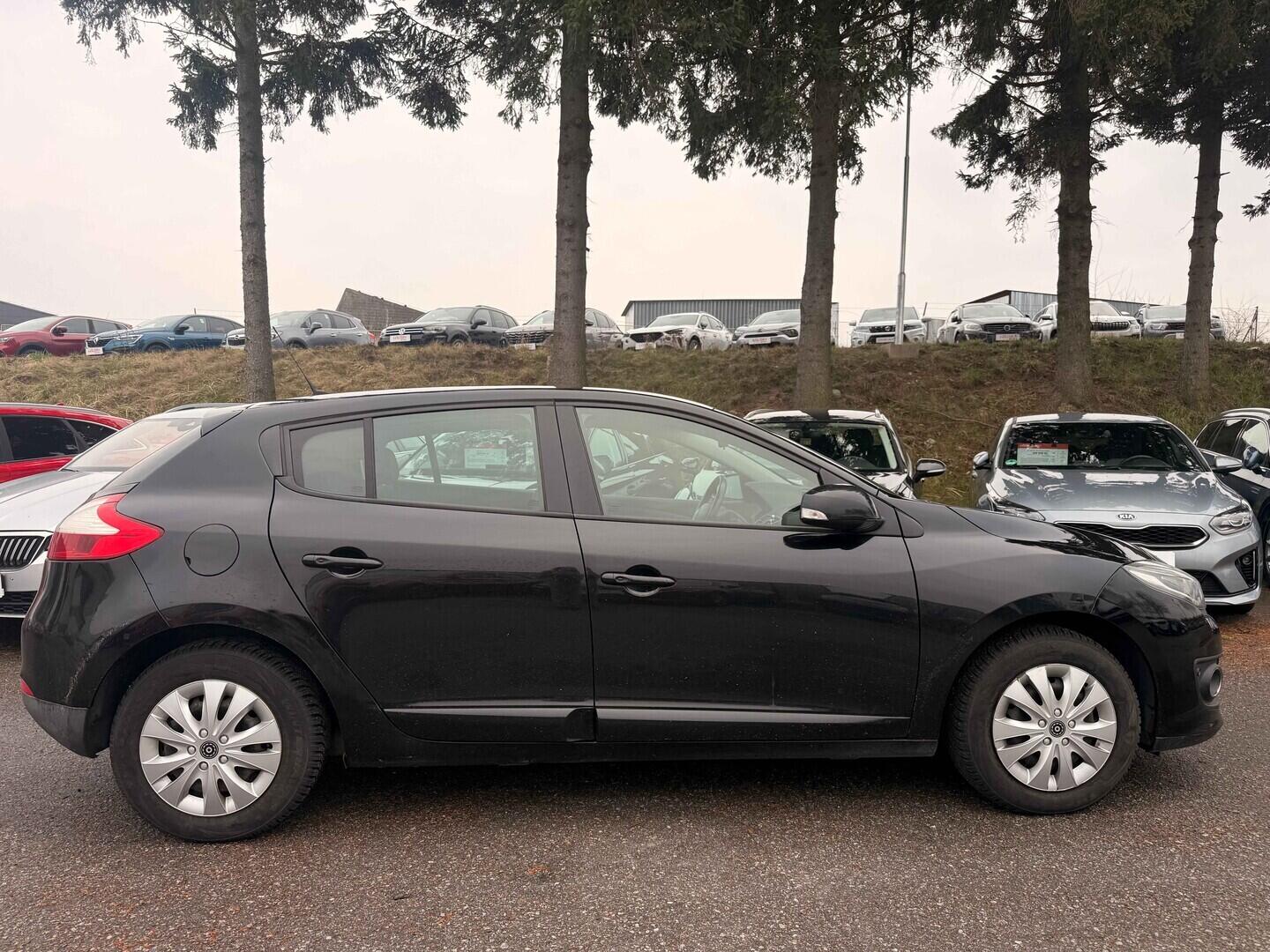 OM190V02763_12.webp_MÉGANE Limited 1.6 SCe 81 kW manuál