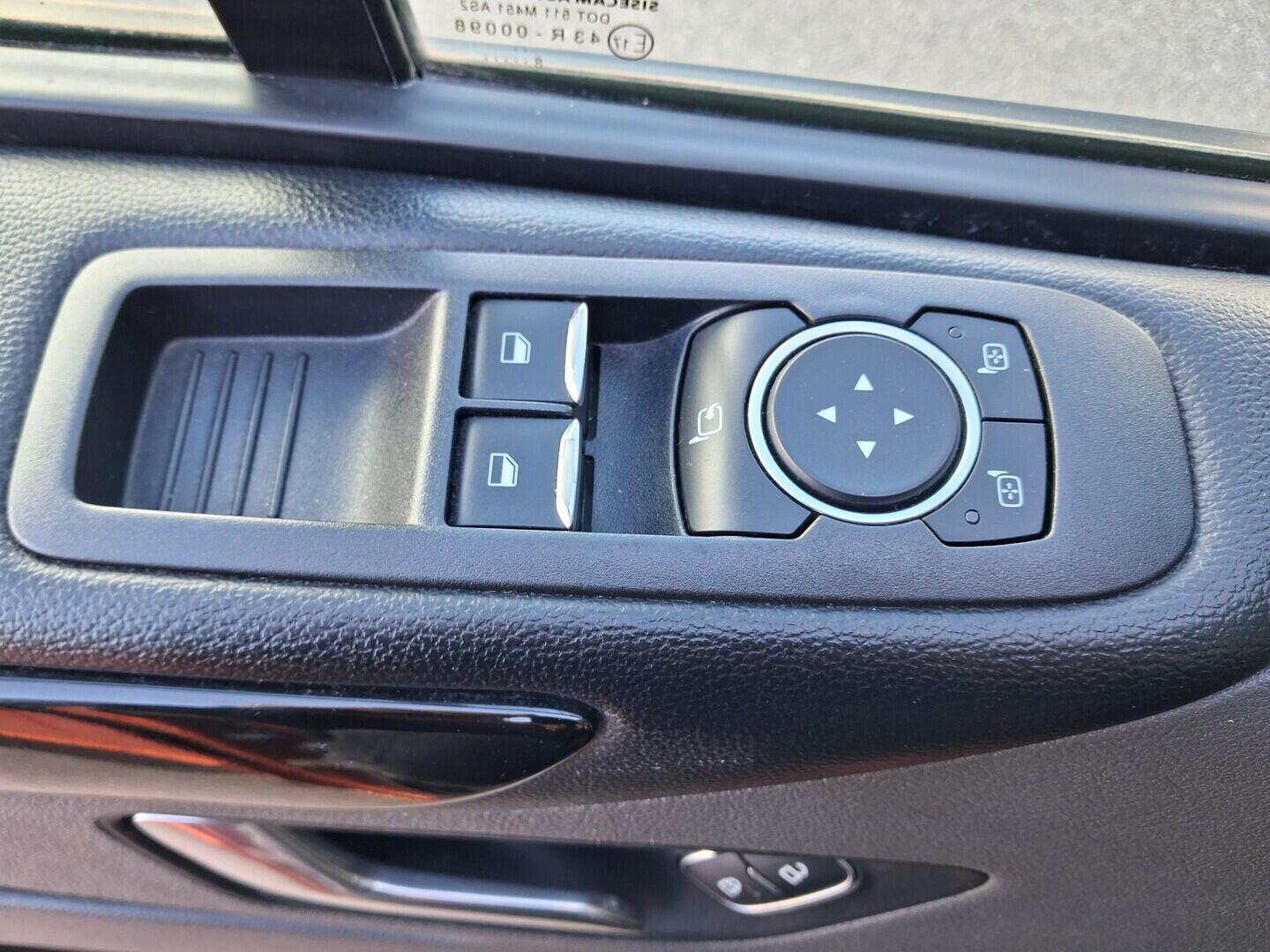 OM190V02767_21.webp_TOURNEO CUSTOM Titanium 2.0 TDCI 125 kW manuál