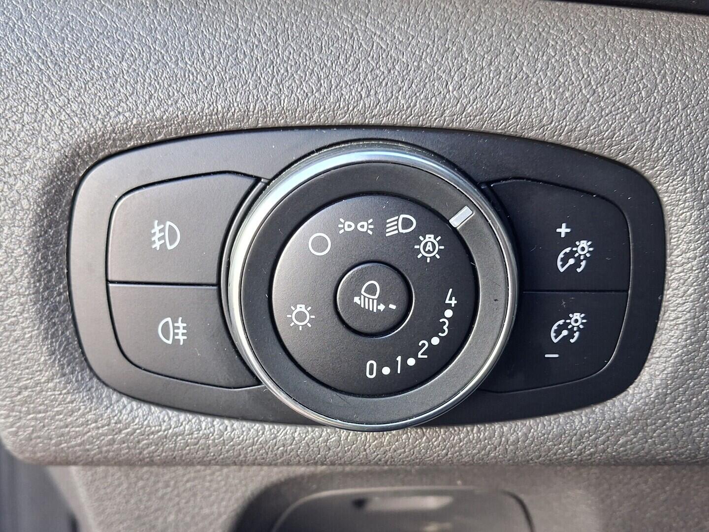 OM190V02767_22.webp_TOURNEO CUSTOM Titanium 2.0 TDCI 125 kW manuál