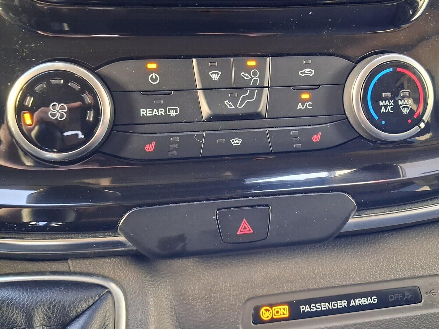 OM190V02767_27.webp_TOURNEO CUSTOM Titanium 2.0 TDCI 125 kW manuál