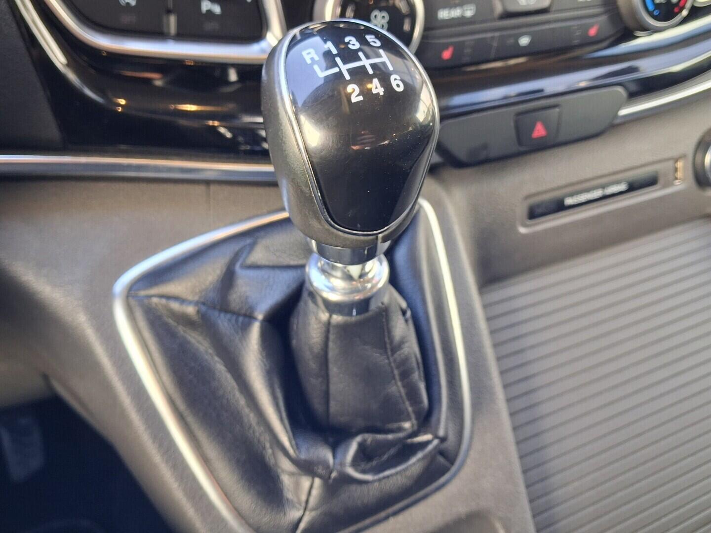 OM190V02767_28.webp_TOURNEO CUSTOM Titanium 2.0 TDCI 125 kW manuál