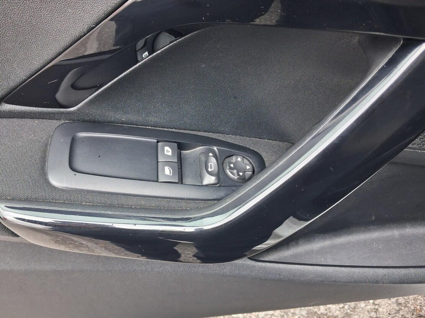 OM190V02768_21.webp_208 Active 1.0 Puretech 50 kW manuál