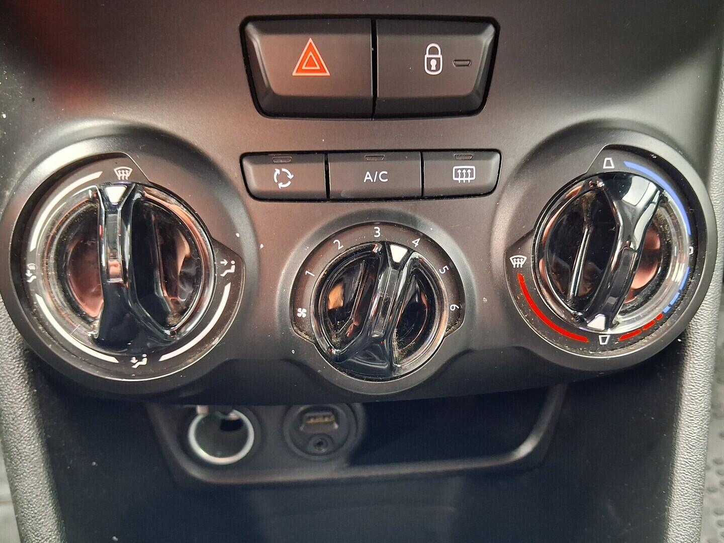 OM190V02768_27.webp_208 Active 1.0 Puretech 50 kW manuál