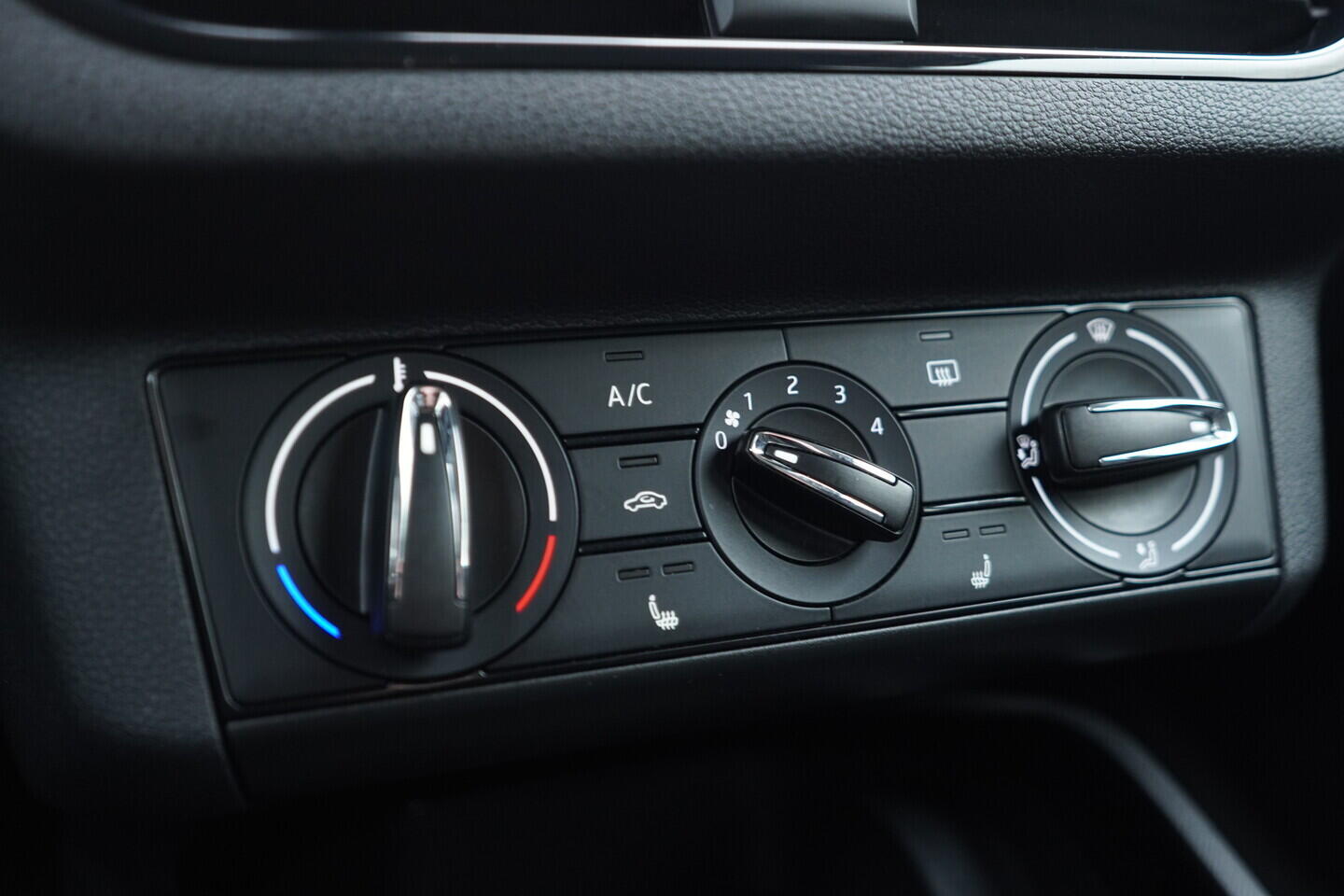 OM190V02805_33.webp_KAMIQ Ambition 1.0 TSI 70 kW manuál, DPH