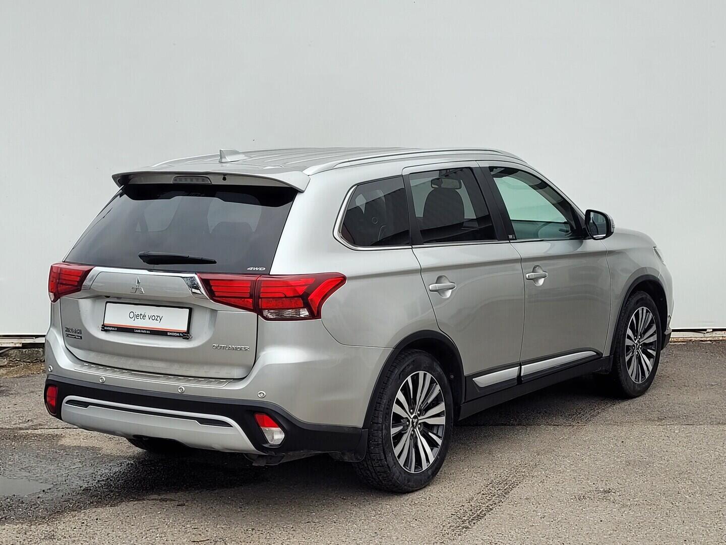 OM190V02815_11.webp_OUTLANDER Instyle+ 2.0 2.0 Mivec 110 kW automat