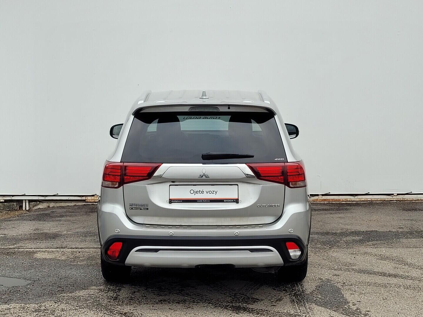 OM190V02815_17.webp_OUTLANDER Instyle+ 2.0 2.0 Mivec 110 kW automat