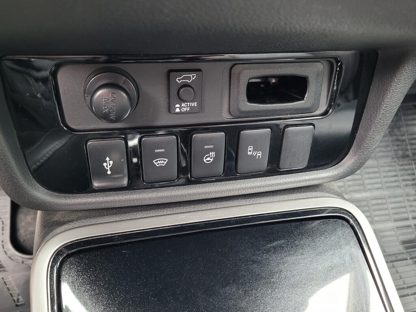 OM190V02815_28.webp_OUTLANDER Instyle+ 2.0 2.0 Mivec 110 kW automat