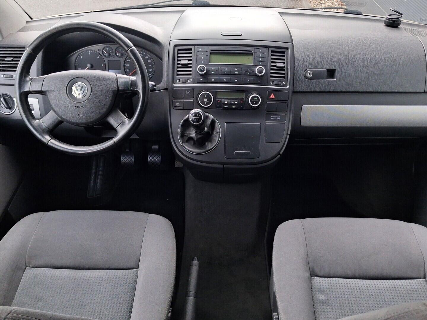 OM190V02875_18.webp_MULTIVAN Comfortline 2.5 TDI 96 kW manuál