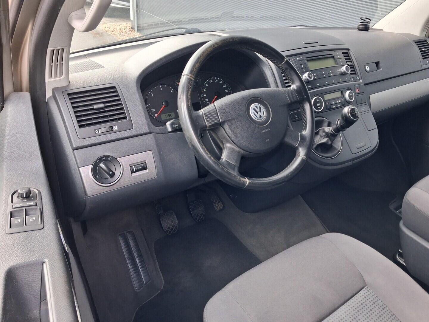 OM190V02875_19.webp_MULTIVAN Comfortline 2.5 TDI 96 kW manuál