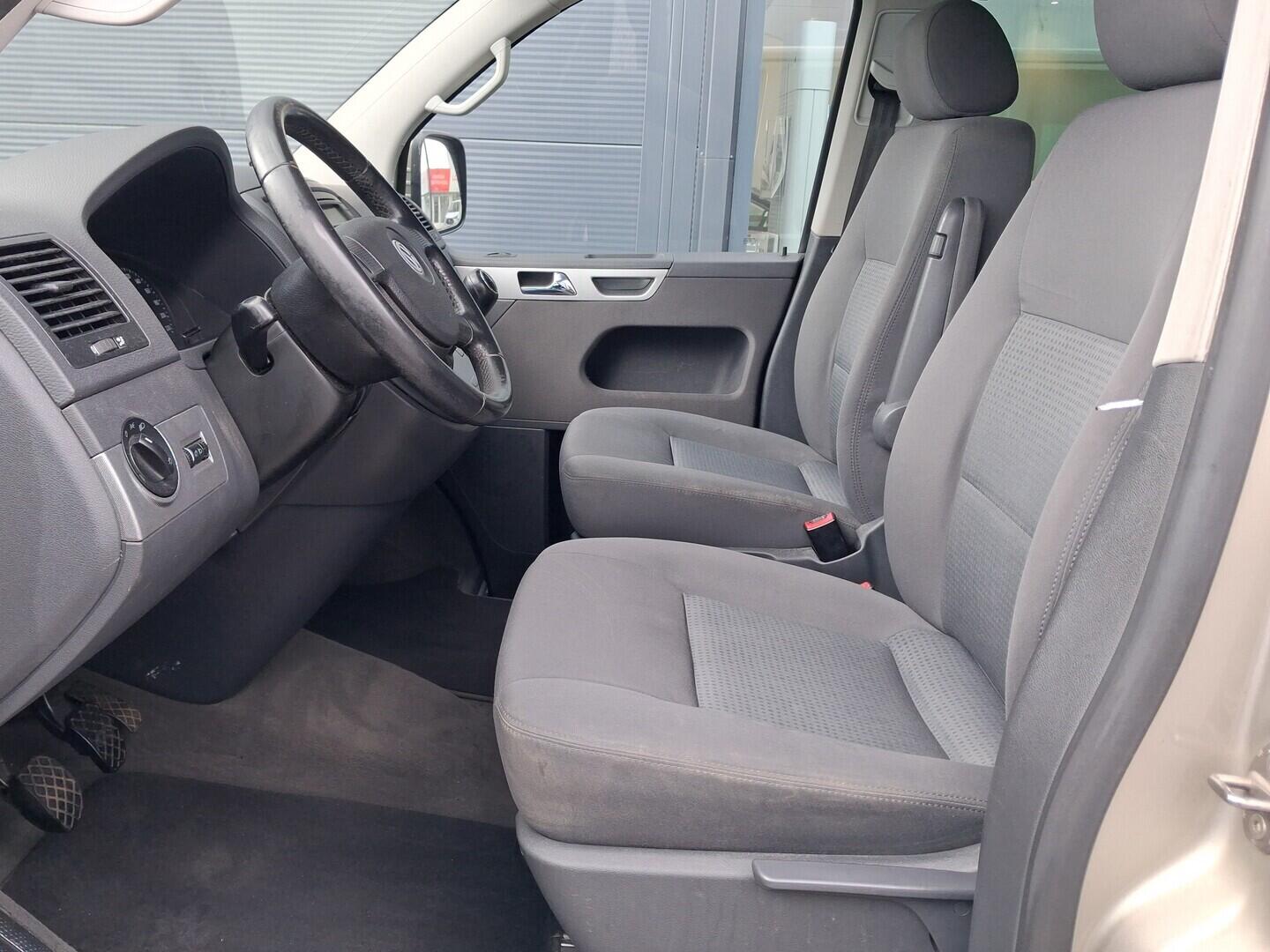 OM190V02875_20.webp_MULTIVAN Comfortline 2.5 TDI 96 kW manuál