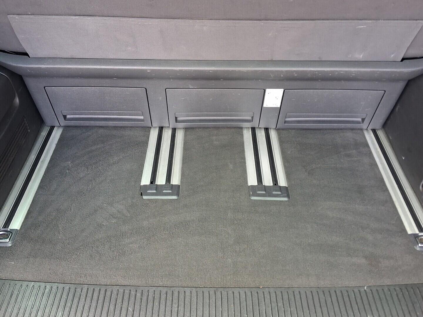 OM190V02875_31.webp_MULTIVAN Comfortline 2.5 TDI 96 kW manuál