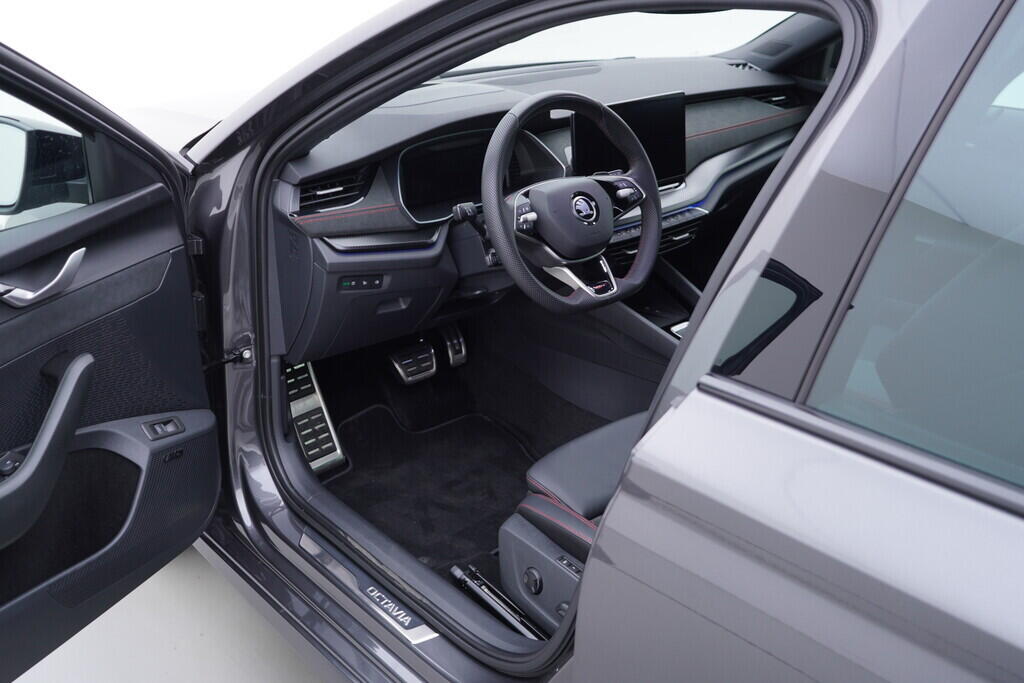 OV190K00052_18.webp_OCTAVIA RS 2.0 TSI 195 kW automat, DPH