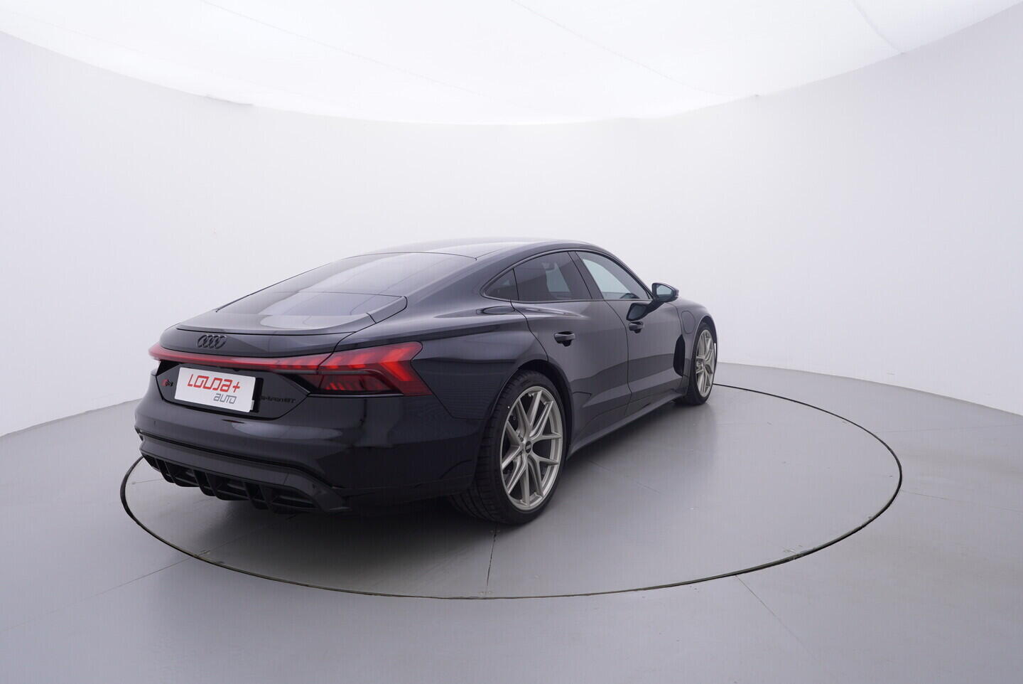 OV190K00058_14.webp_E-TRON RS   440 kW automat, DPH