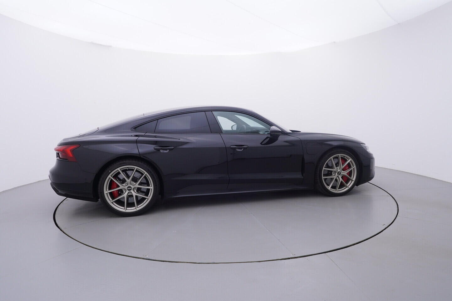 OV190K00058_15.webp_E-TRON RS   440 kW automat, DPH