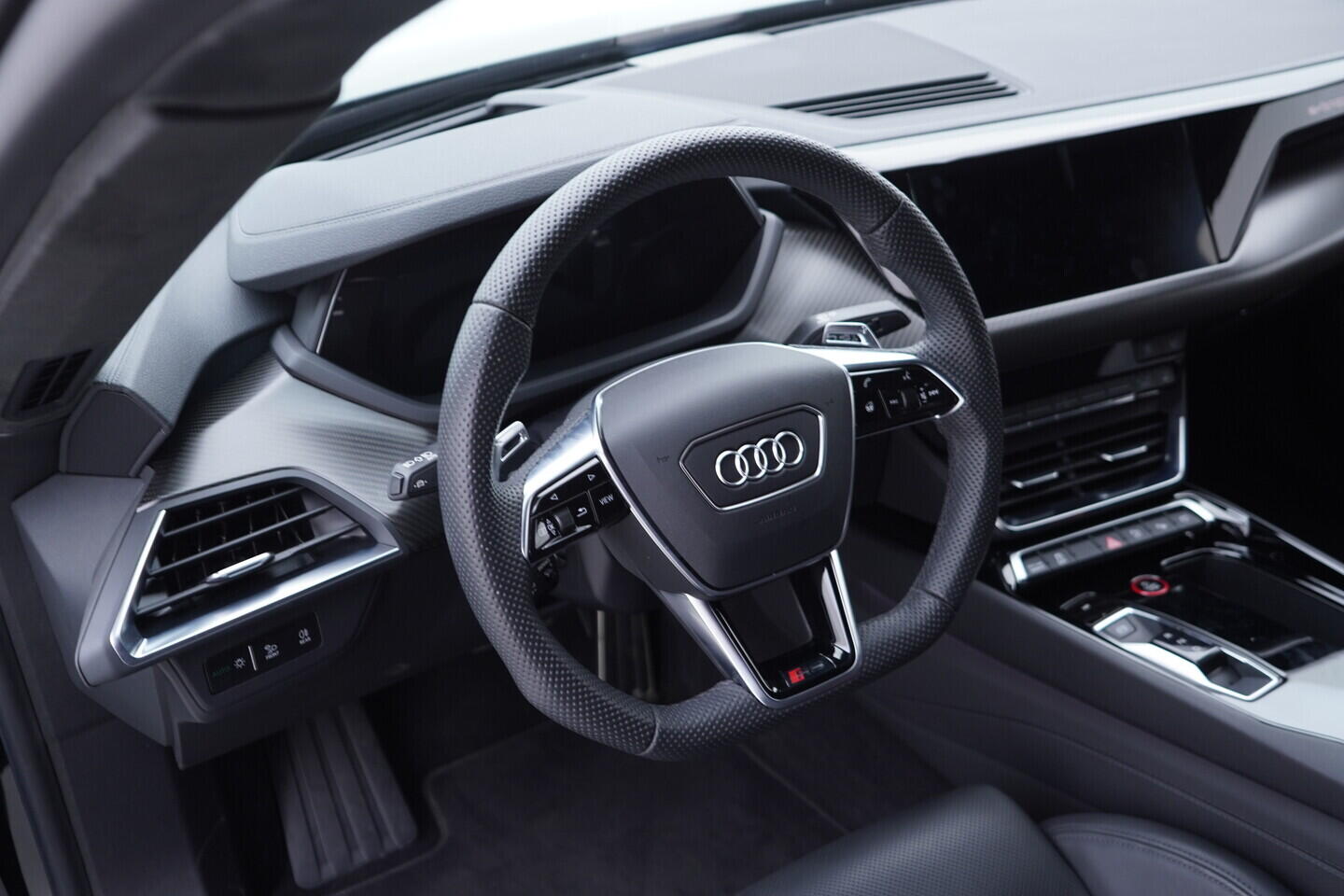 OV190K00058_26.webp_E-TRON RS   440 kW automat, DPH