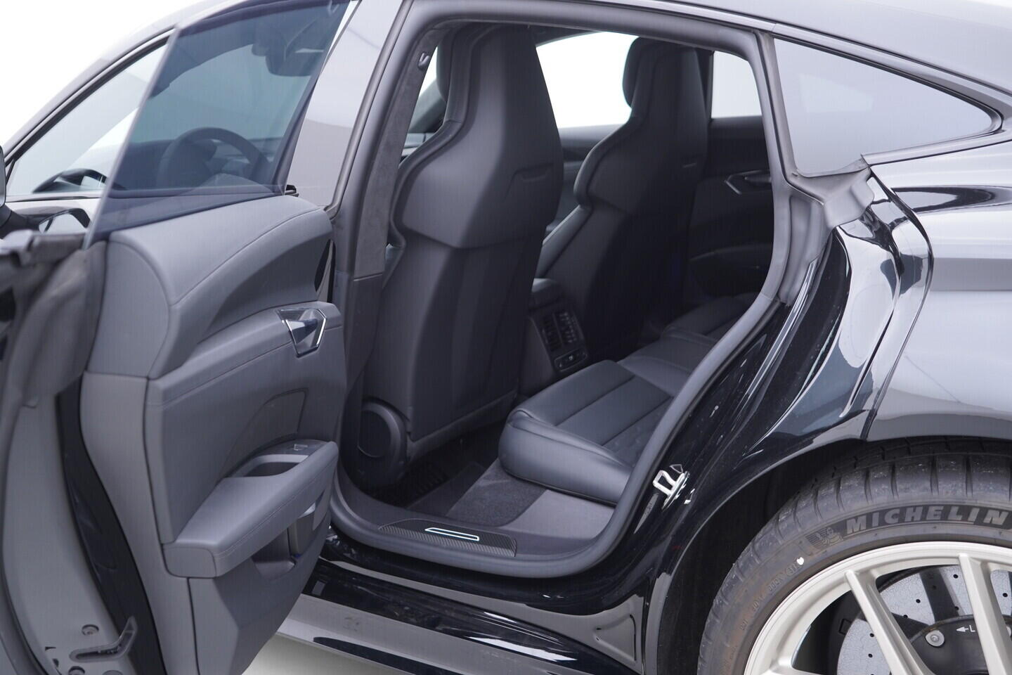 OV190K00058_41.webp_E-TRON RS   440 kW automat, DPH