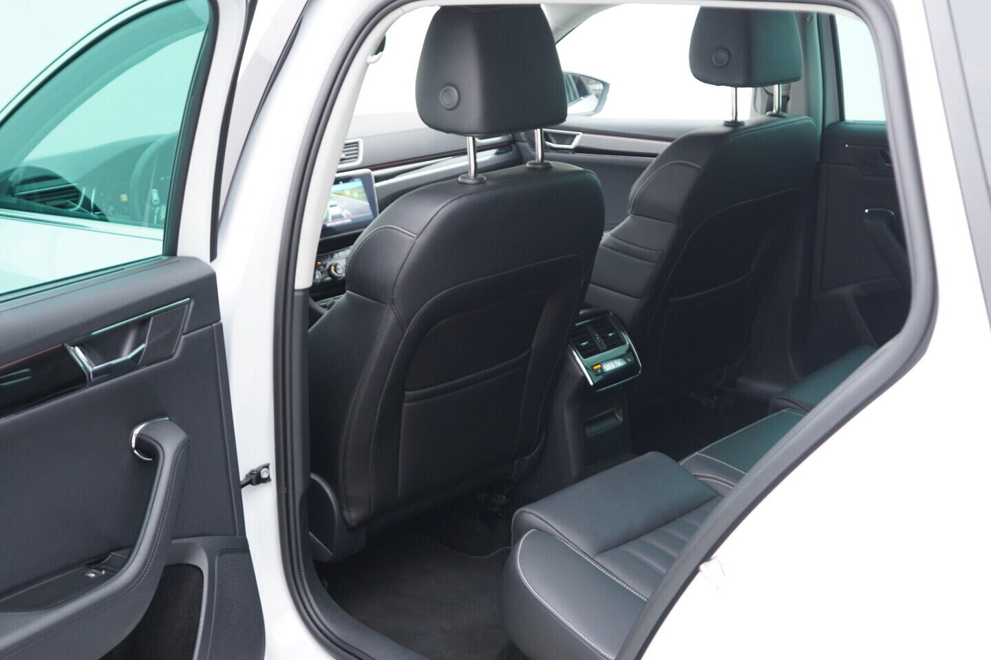 OV190V05726_41.webp_SUPERB L&K 2.0 TDI 147 kW automat, DPH