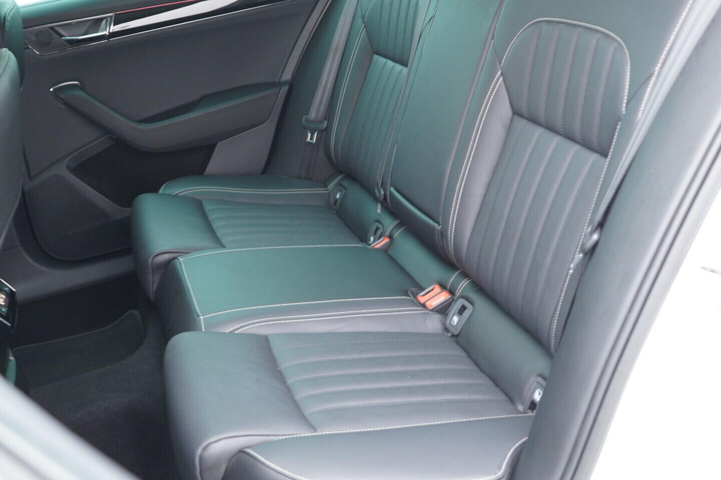 OV190V05726_43.webp_SUPERB L&K 2.0 TDI 147 kW automat, DPH