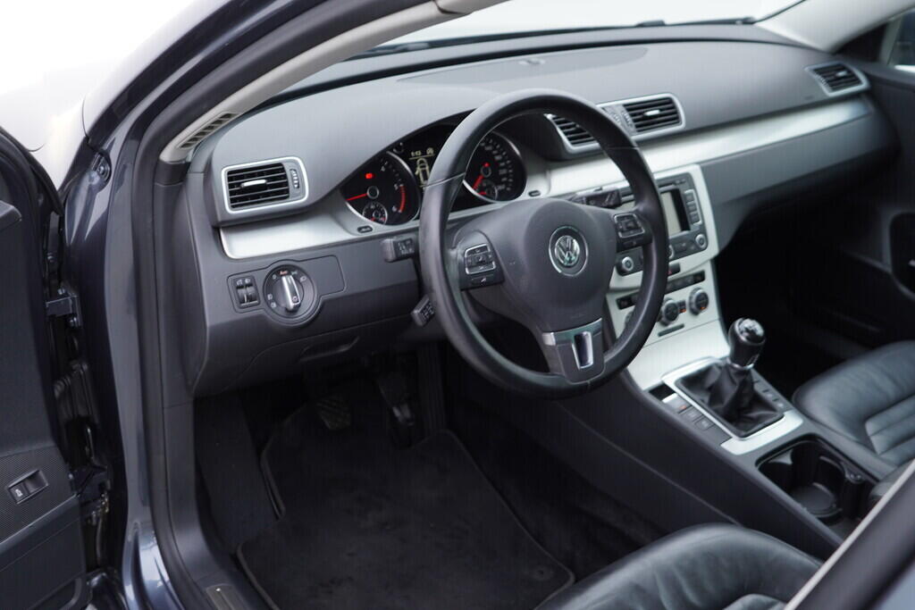 OV190V05766_22.webp_PASSAT VARIANT Highline 2.0 TDI 103 kW manuál