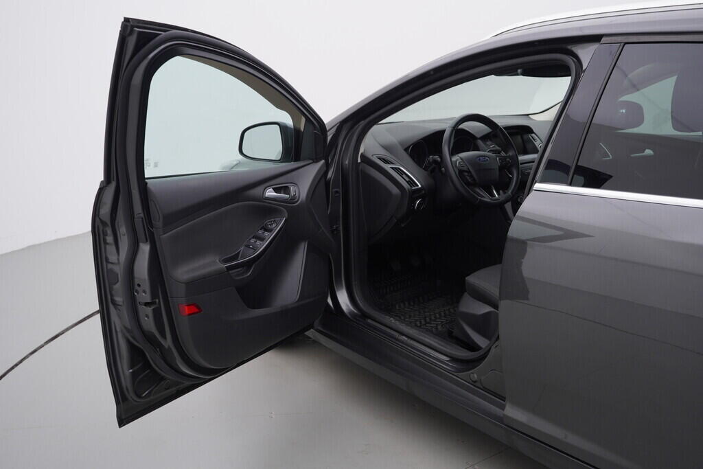 OV190V06168_18.webp_FOCUS Titanium 1.5  88 kW manuál