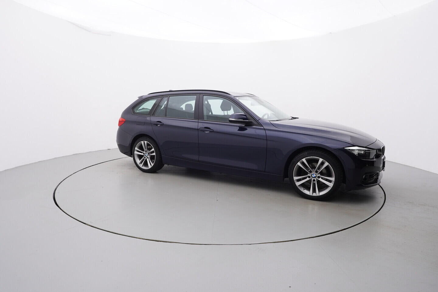 OV190V06479_16.webp_ŘADA 3 Advantage 2.0 318D 100 kW manuál