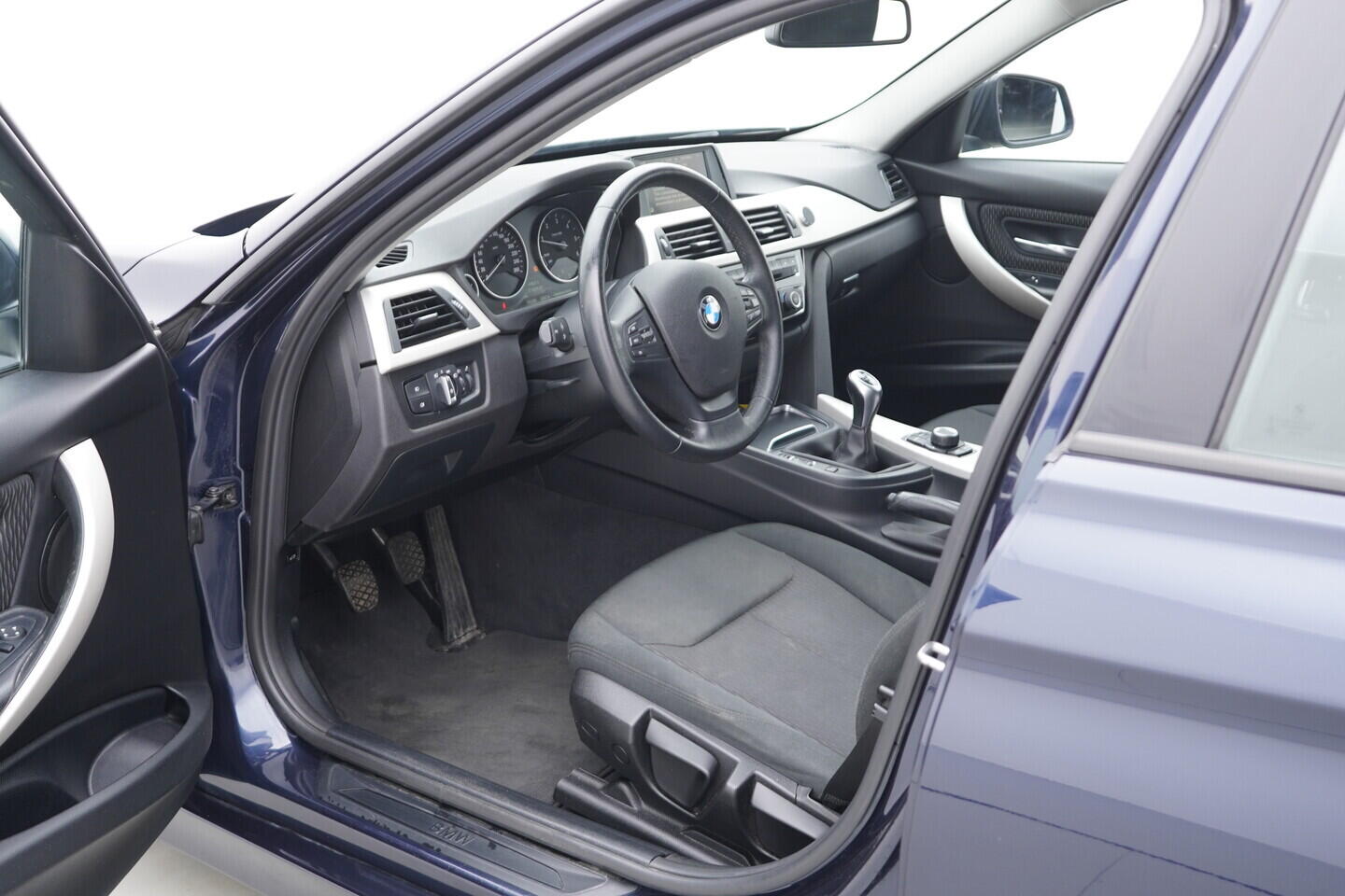 OV190V06479_18.webp_ŘADA 3 Advantage 2.0 318D 100 kW manuál