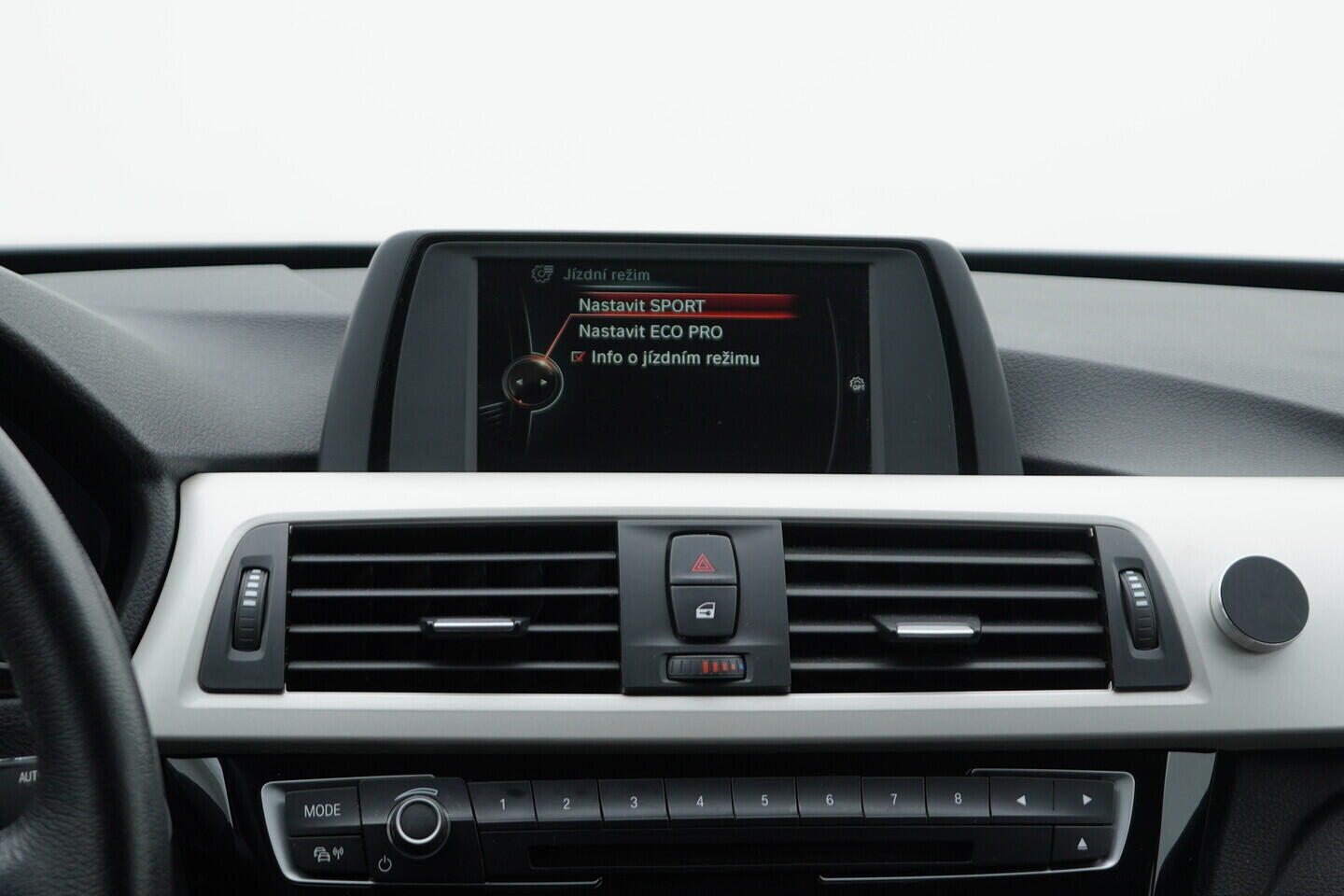 OV190V06479_30.webp_ŘADA 3 Advantage 2.0 318D 100 kW manuál