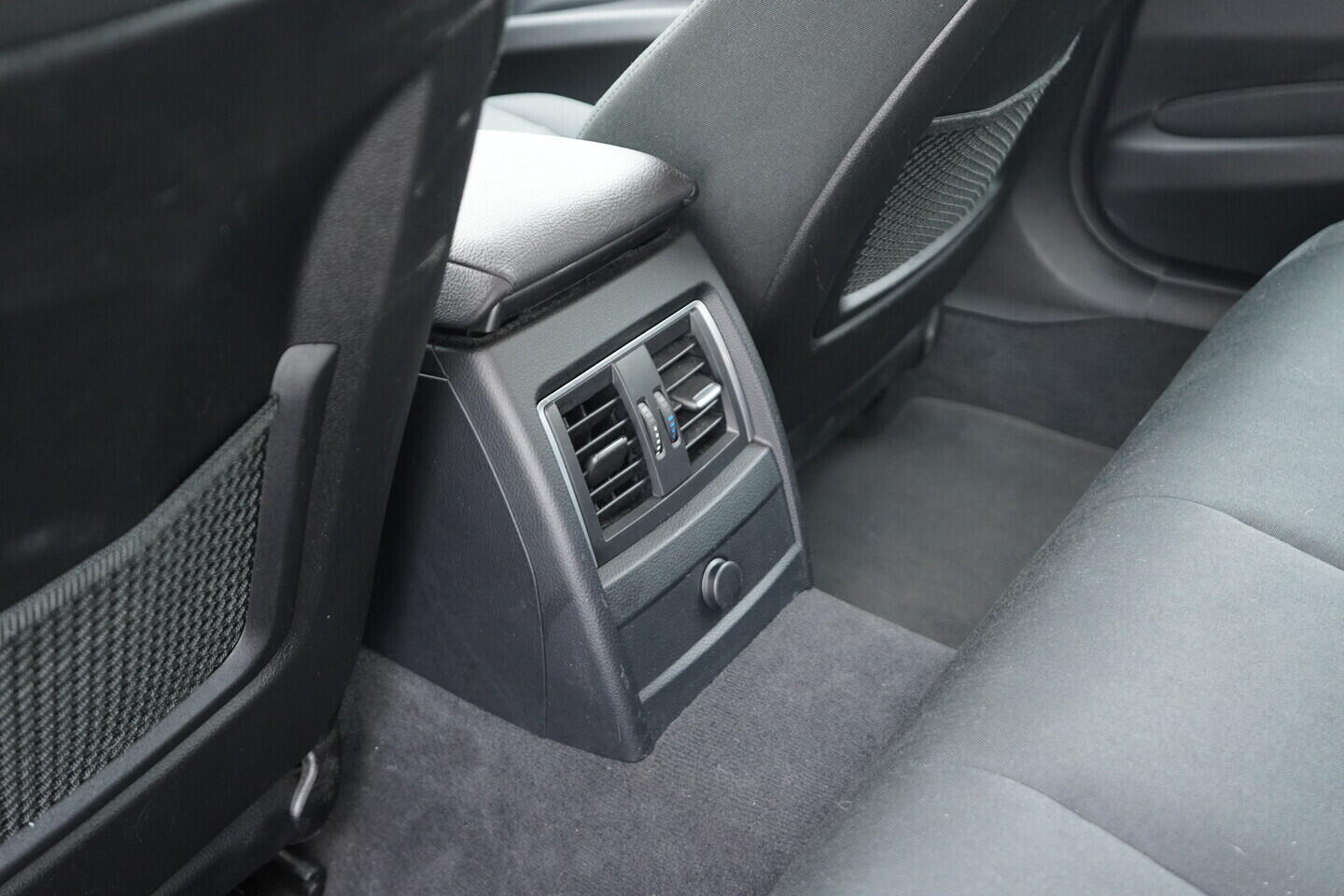 OV190V06479_34.webp_ŘADA 3 Advantage 2.0 318D 100 kW manuál