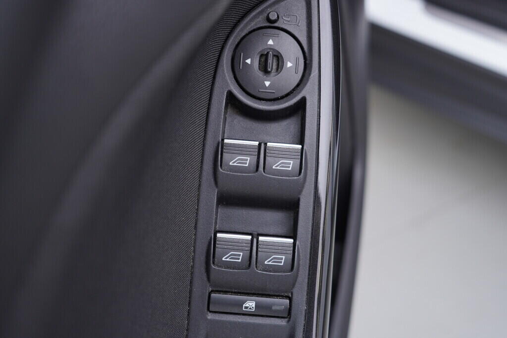 OV190V06558_20.webp_FOCUS Titanium 1.0  92 kW manuál