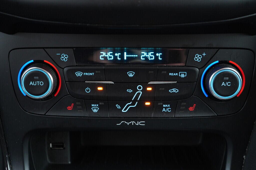 OV190V06558_29.webp_FOCUS Titanium 1.0  92 kW manuál