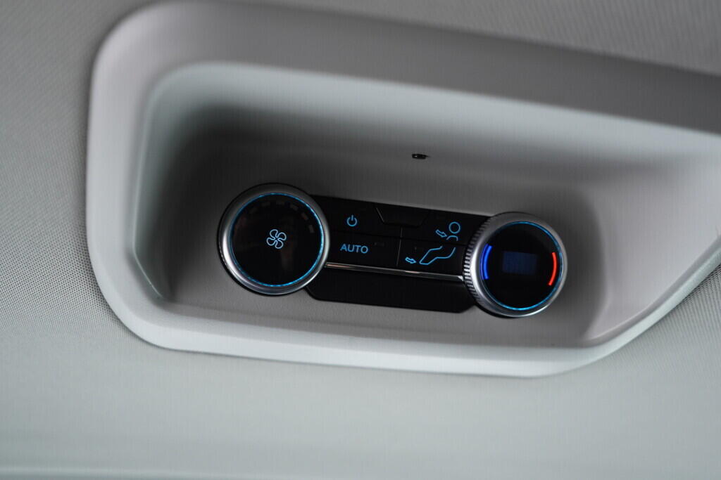 OV190V06790_34.webp_TOURNEO CUSTOM Titanium L2 2.0 EcoBlue 110 kW manuál, DPH