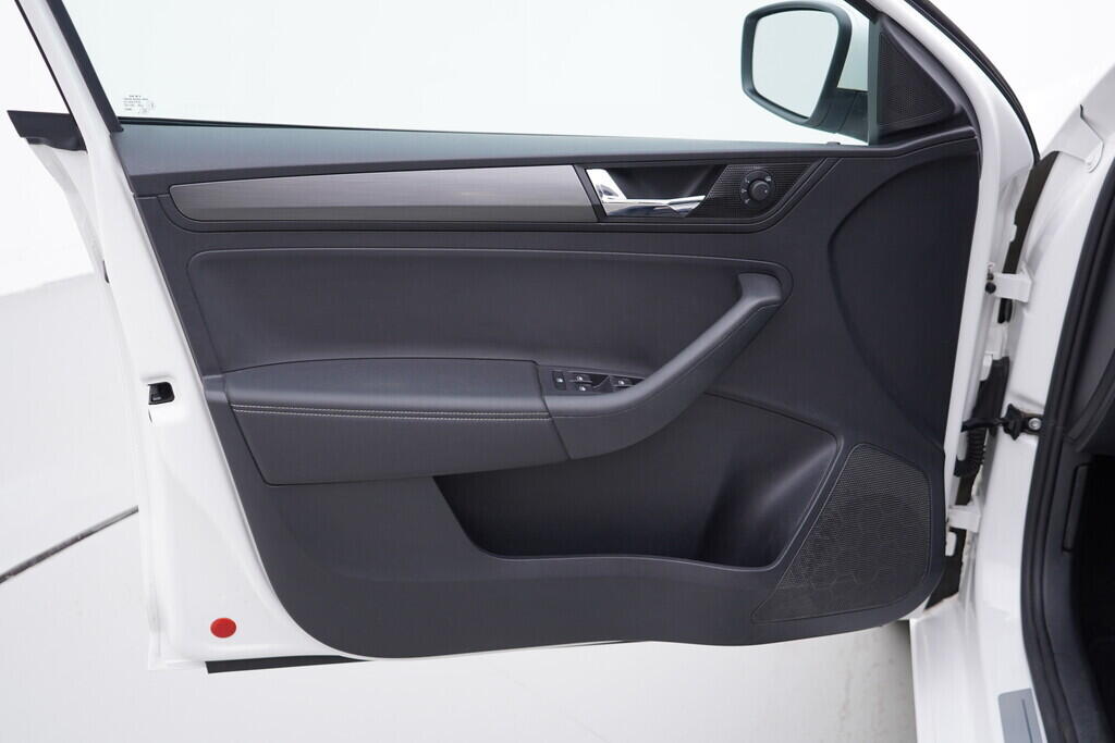 OV190V06852_19.webp_RAPID SPACEBACK Ambition 1.0 TSI 70 kW manuál