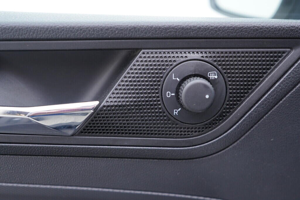 OV190V06852_21.webp_RAPID SPACEBACK Ambition 1.0 TSI 70 kW manuál