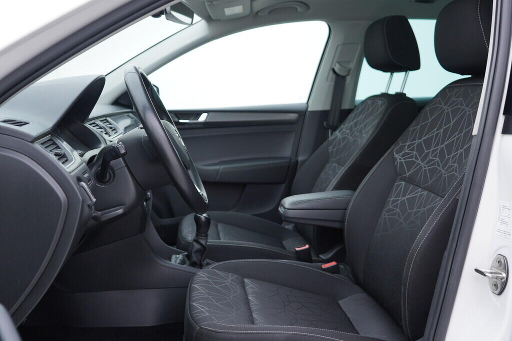 OV190V06852_23.webp_RAPID SPACEBACK Ambition 1.0 TSI 70 kW manuál