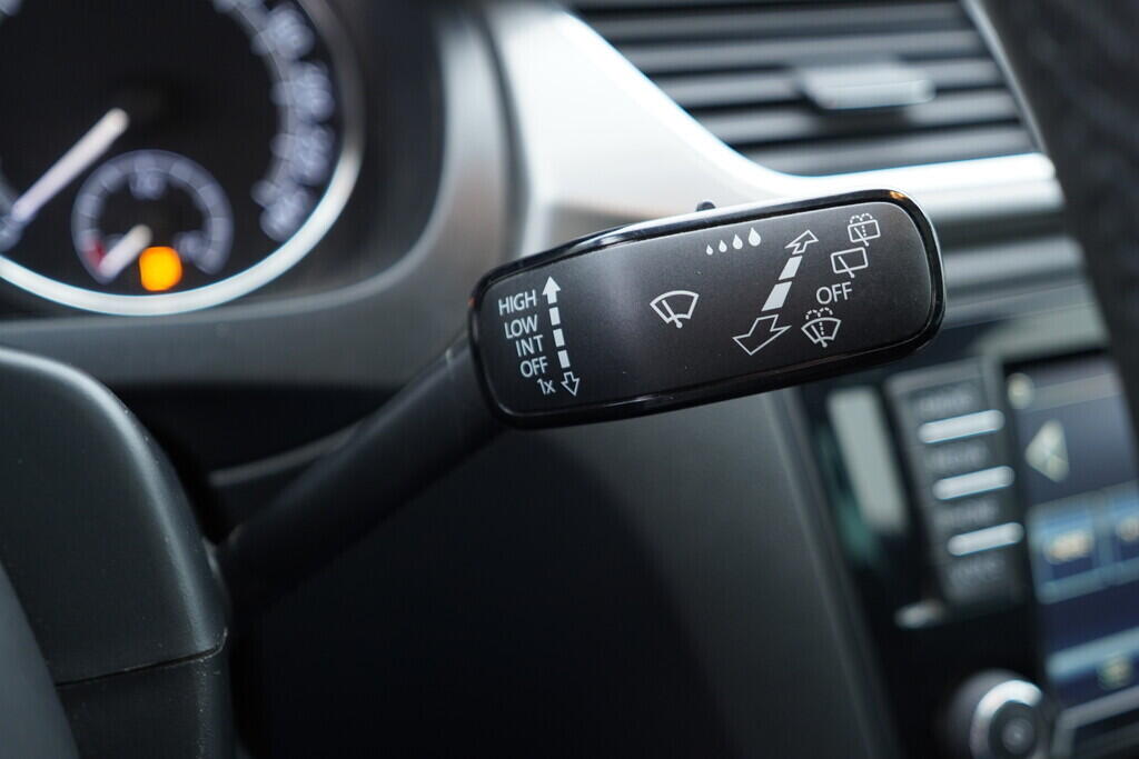 OV190V06852_25.webp_RAPID SPACEBACK Ambition 1.0 TSI 70 kW manuál