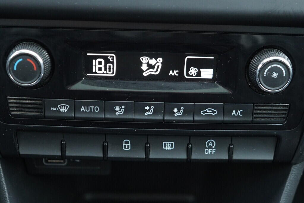 OV190V06852_31.webp_RAPID SPACEBACK Ambition 1.0 TSI 70 kW manuál