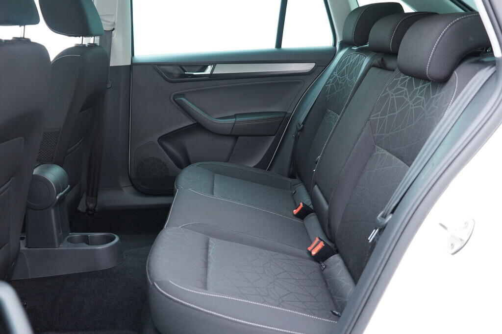 OV190V06852_34.webp_RAPID SPACEBACK Ambition 1.0 TSI 70 kW manuál