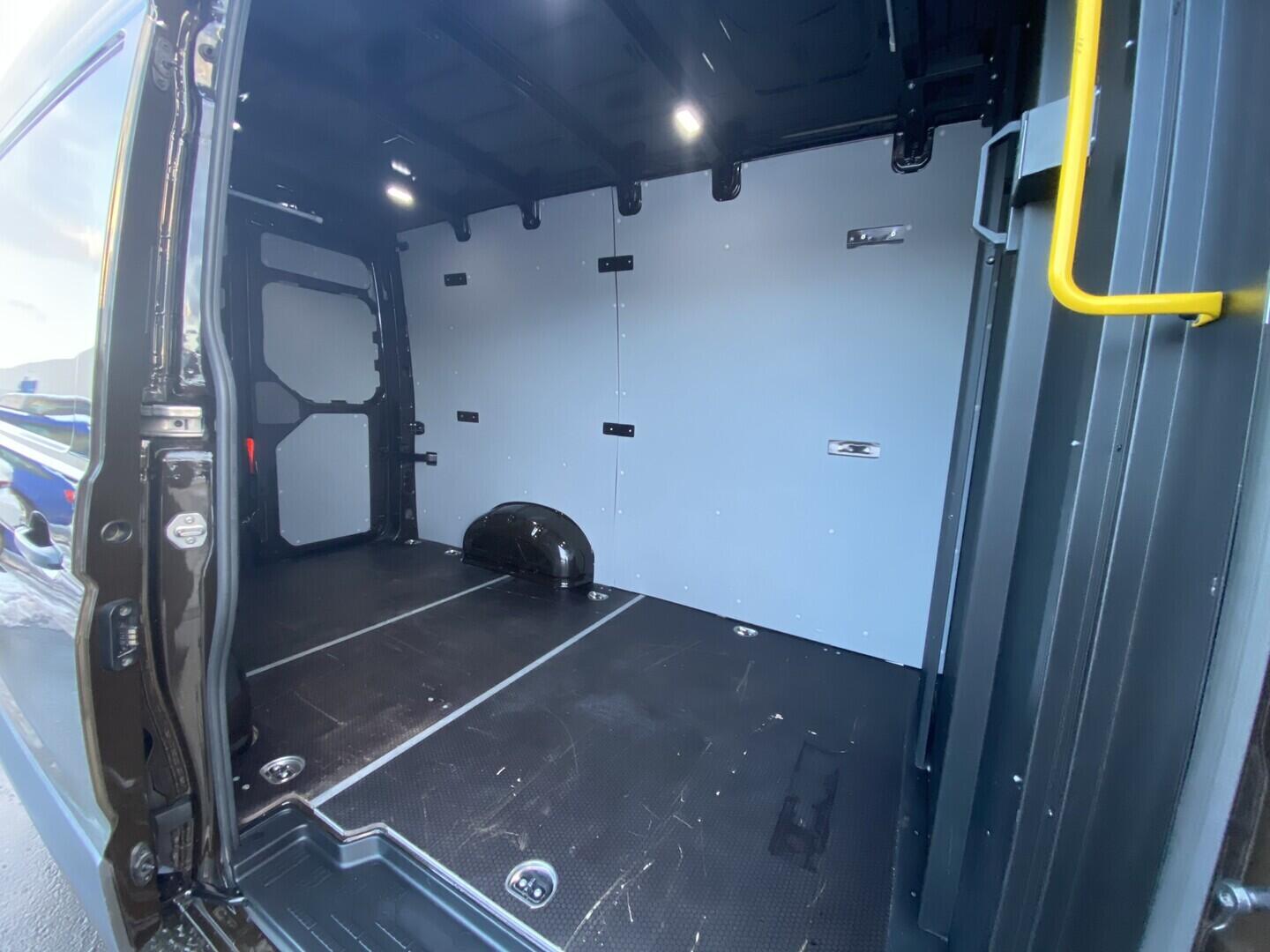 OV190V06907_27.webp_CRAFTER - SKŘÍŇOVÝ VŮZ  L1H2 2.0 TDI 103 kW manuál, DPH